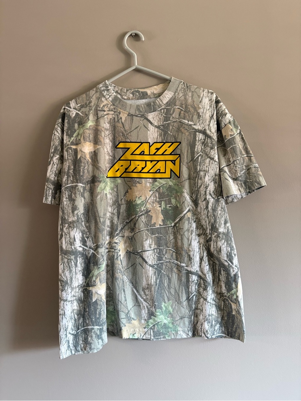 2025 Zack Bryan tour Men’s Short-Sleeve Camo Tee - Yellow Logo